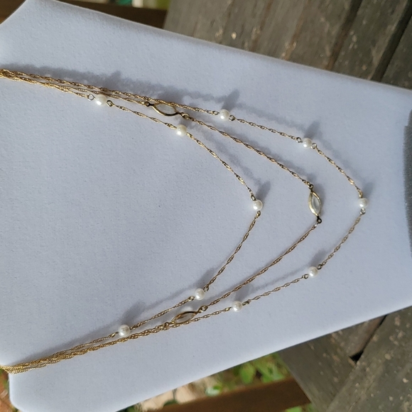 Vintage Avon pearlesque necklace and earring set - Picture 2 of 4